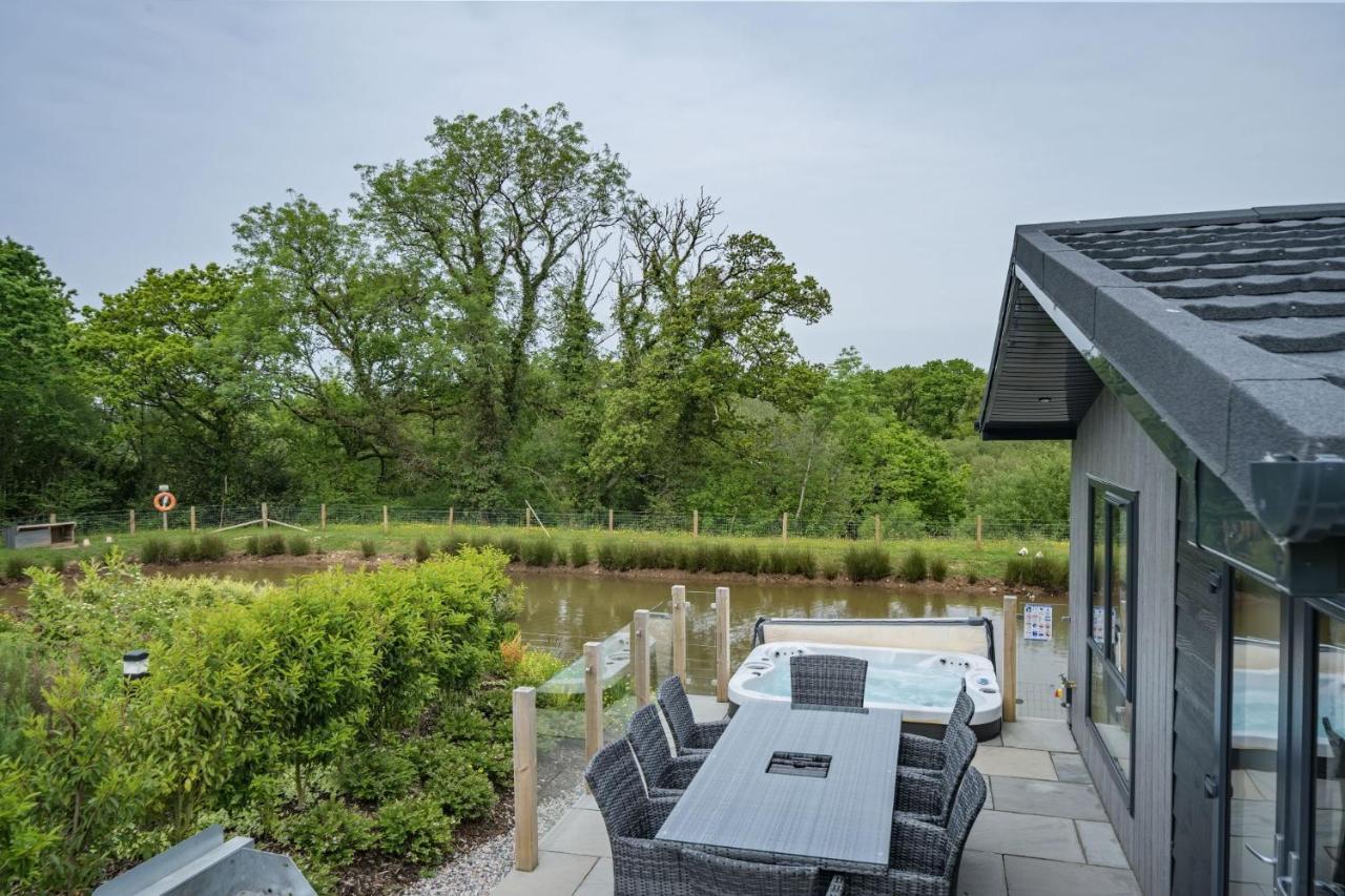 Lilac Lodge, 22 Roadford Lake Lodges Lifton Exterior photo