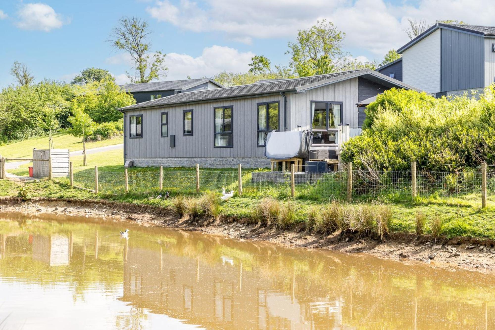 Lilac Lodge, 22 Roadford Lake Lodges Lifton Exterior photo